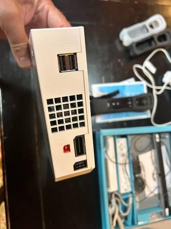 Nintendo Wii / Wii Sports package w/extras 6