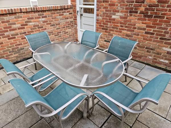 Patio table and chairs (6 chairs) 2