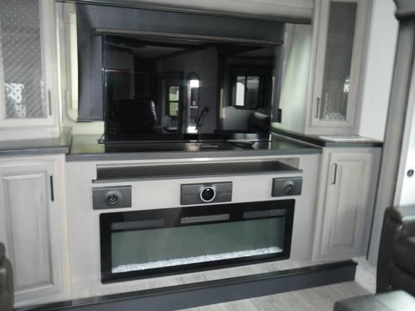 2022 Keystone Montana 3763BP 17