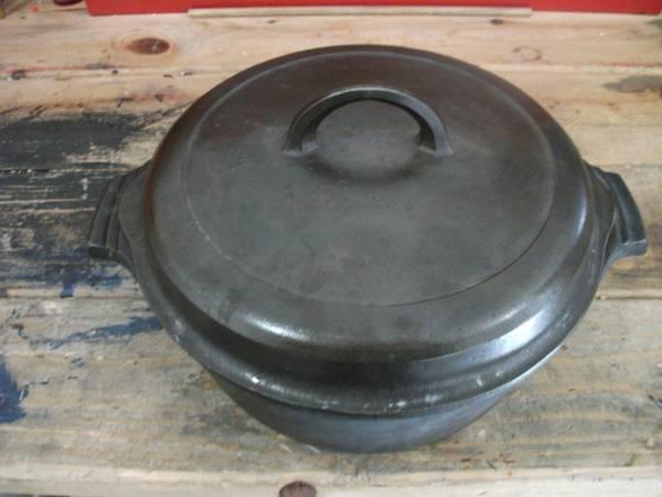 Griswold No. 8 Cast Iron Dutch Oven