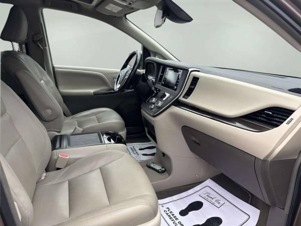 2018 Toyota Sienna  XLE MINI LOADED DVD MOON ROOF LOW MILES VAN 16