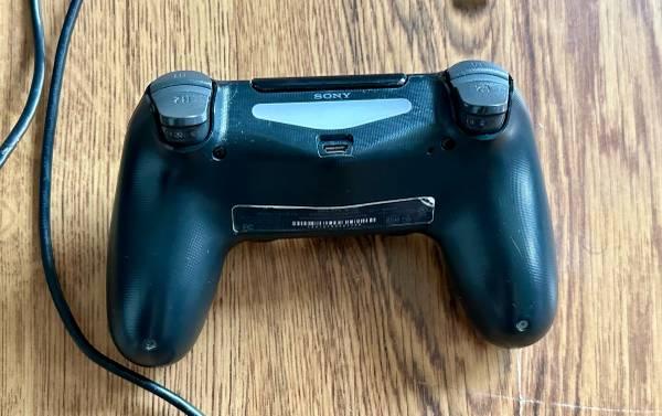 PS4 Pro 1TB (excellent condition, includes all cables and controller, in origina 22