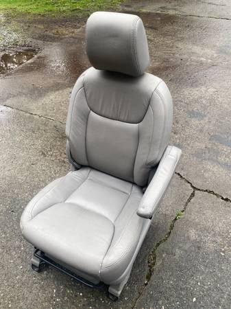 2007-2010 Toyota sienna Front Seats 11