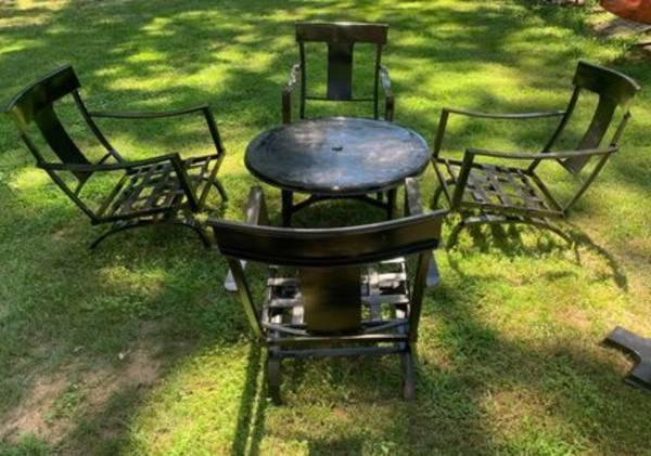 Beautiful patio conversation set table and 4 rockers *