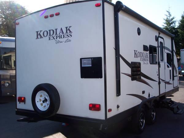 2016 Kodiak Express Ultralite 25ft Rear Bathroom Trailer w/1 Slideout 5