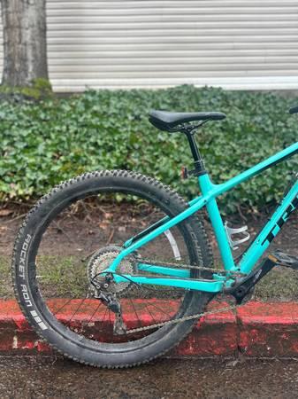 Trek Roscoe 7 Mountain Bike - Medium Frame Bicycle Aluminium 27.5 whee 5