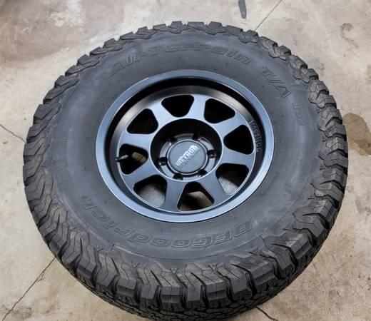 35x12.50 Toyota spare tire on 17" Method rim
