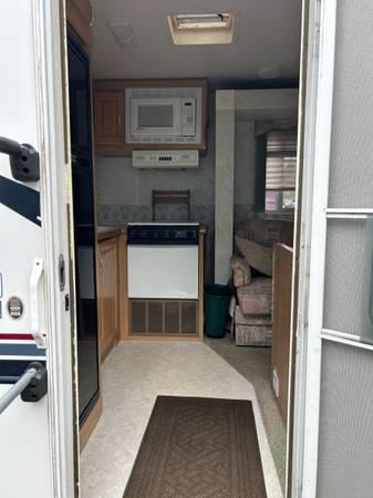 2000 Holiday Rambler Alumascape 25' – Rear Kitchen, Front Twin Beds 11