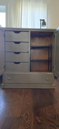 Cabinet/storage -- lots of drawers! 8