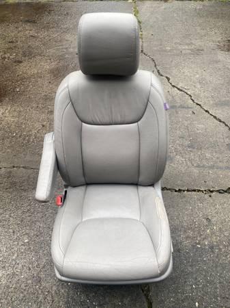 2007-2010 Toyota sienna Front Seats 3