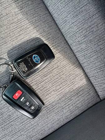 Toyota Camry 2018 Hybrid LE 16
