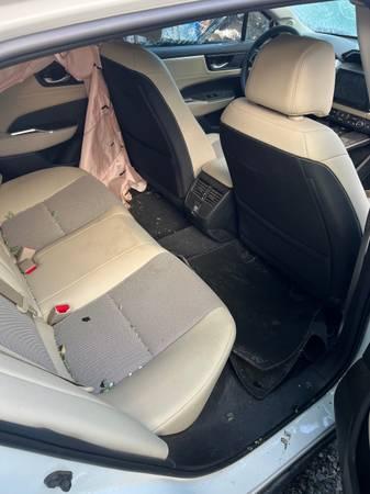 ￼ Parting 2019 Honda Clarity Hybrid sedan 12