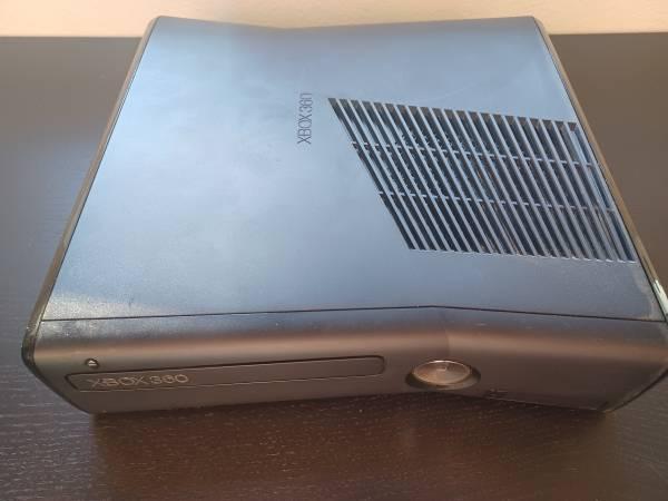 Xbox 360 S 250GB w/ games and wired controller 4