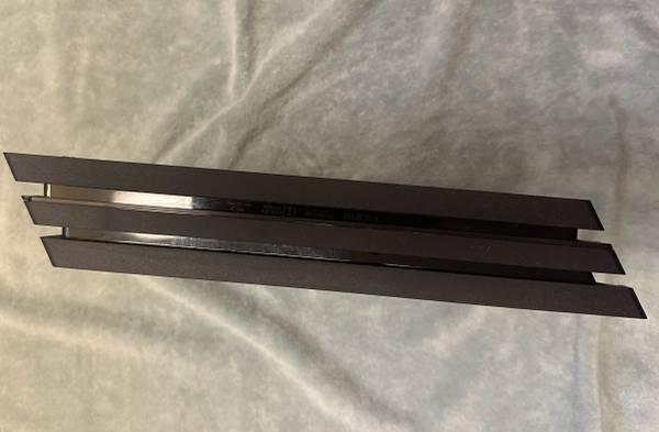 PS4 Pro 1TB (excellent condition, includes all cables and controller, in origina 12