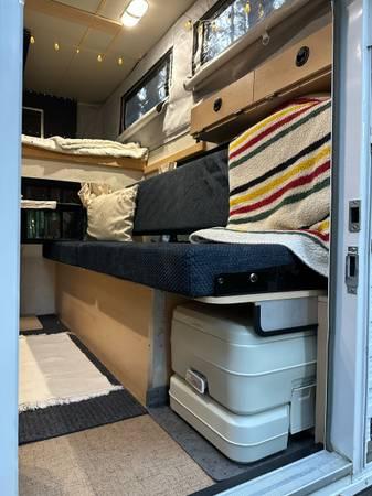 2015 Four Wheel Camper! Excellent condition 15