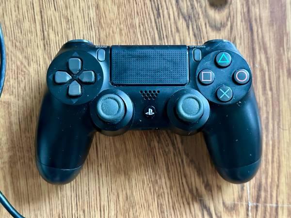 PS4 Pro 1TB (excellent condition, includes all cables and controller, in origina 21