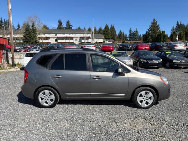2009 Kia Rondo Base 2