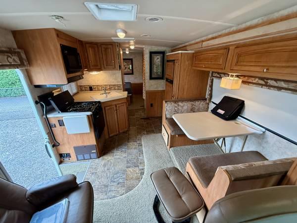 2011 Winnebago Vista 26P w/ONLY 25.5K Miles, New Tires +$13K in Extras 11