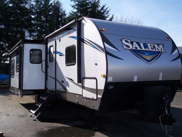 2018 Forest River Salem 30ft Rear Lounge Trailer w/ 2 Slides