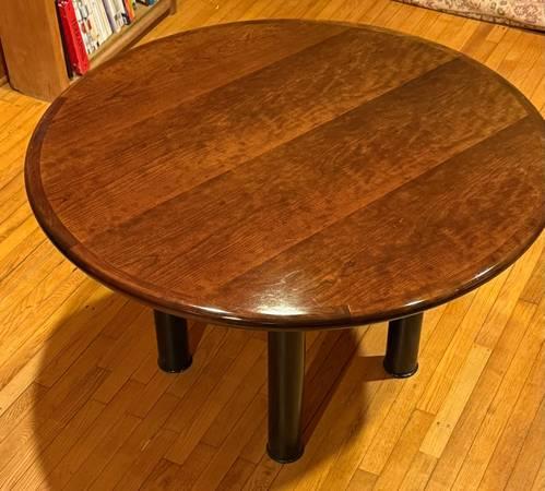 Vtge round solidwood dining/conference table w/blk metal cylinder legs