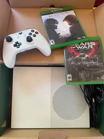 Xbox One S 500GB Console, Controller, 2 games (Halo 5; Gears of War)