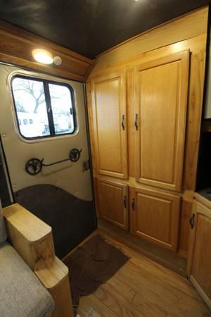2004 Classic Weekender LQ 3 Horse Trailer Side Tack Dinette Kitchenett 6