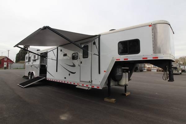 2018 Merhow Trailer 8214 LQ RARE 3+1 or 2+1 or 2 box stalls-Beautiful