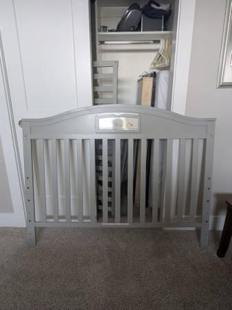Graco Grey Story Crib convertible with drawer and Sealy Mattress