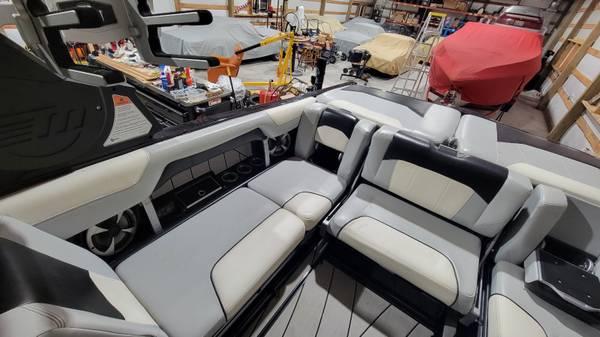 2020 Malibu 25 LSV surf boat 20