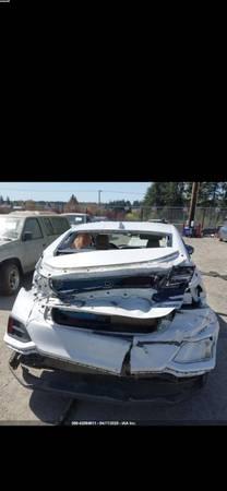 ￼ Parting 2019 Honda Clarity Hybrid sedan 17