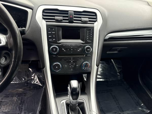 2013 Ford Fusion SE 23