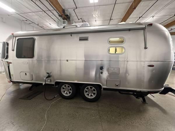 2024 Airstream Flying Cloud 23FB  Travel Trailer Trailer 8
