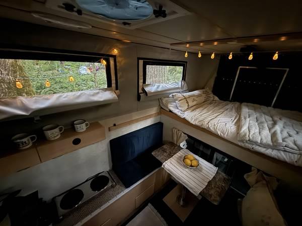 2015 Four Wheel Camper! Excellent condition 7