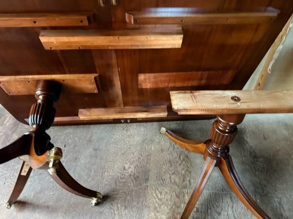 Regency Style Cross Banded Mahogany Dining Table With2 Leaves by Biggs 7