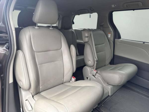 2018 Toyota Sienna  XLE MINI LOADED DVD MOON ROOF LOW MILES VAN 15