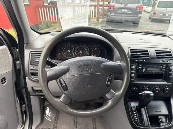 2005 Kia Sedona LX 21