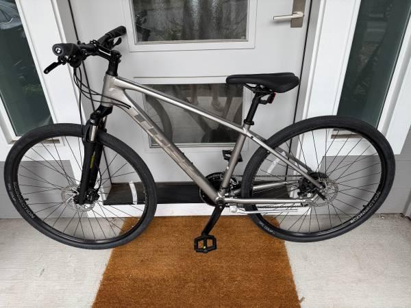 Medium Trek Dual Sport Hybrid Bike 2