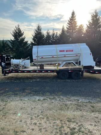 Year 2001/2400 gal truck mount tank, pump, meter, hose, nozzle & reel