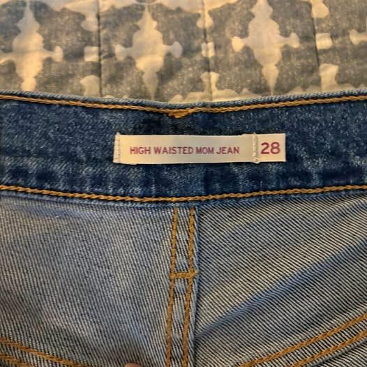 Levi Mom Jeans size 28