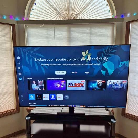 Samsung - 75” Class CU7000 Crystal UHD 4K Smart TV - with stable swivel stand, table, Bose Sound Bar