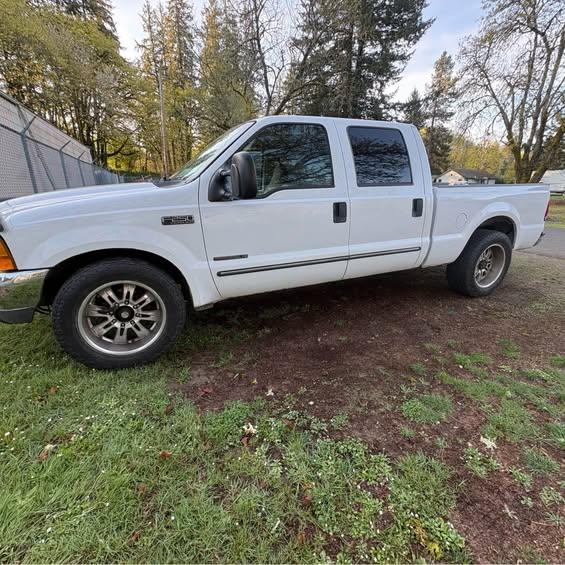 2000 Ford F250 Super Duty Crew Cab · Lariat Pickup 4D 6 3/4 ft