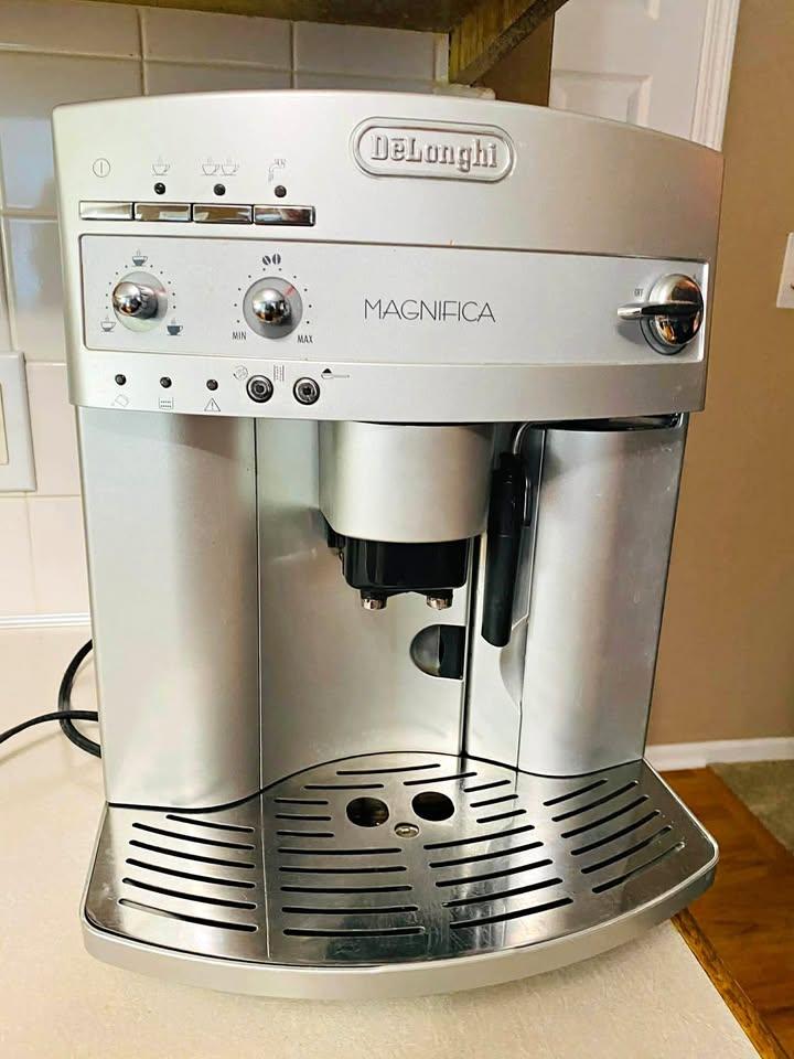DeLonghi coffee machine in excellent condition.