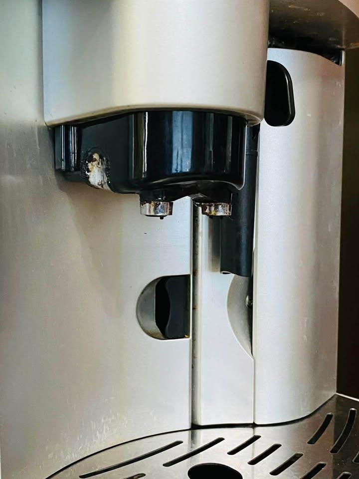 DeLonghi coffee machine in excellent condition. 4