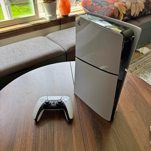 PS5 Slim Disc Version – Excellent Condition – Ready to Play