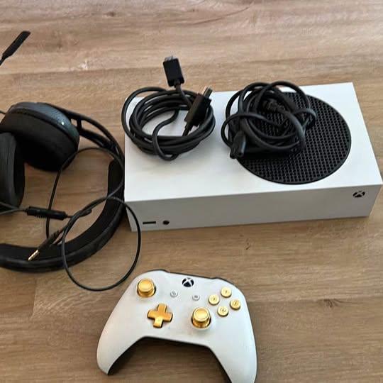 Xbox Series S Bundle w Controller & Headset