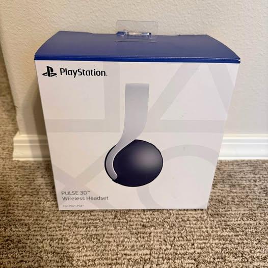 Sony PlayStation Pulse 3D Headset - Wired Use Only (NO USB ADAPTER) - lots of wear around ear