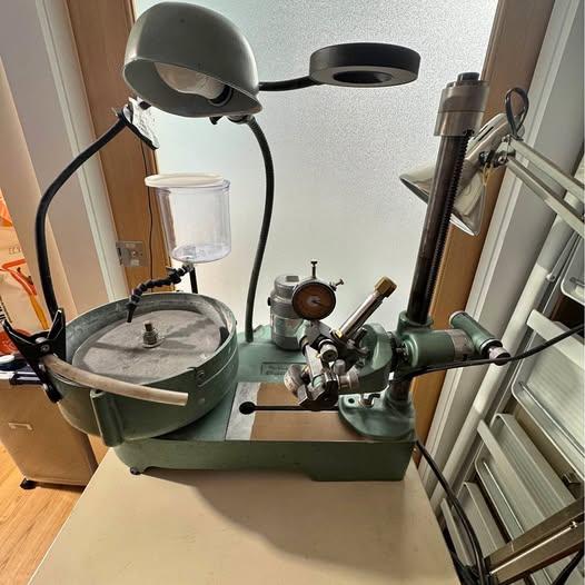 Prismatic faceting machine