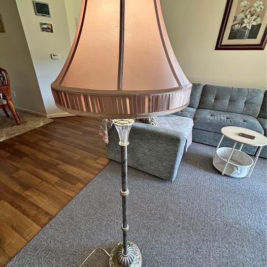 Elegant vintage-style floor lamp!