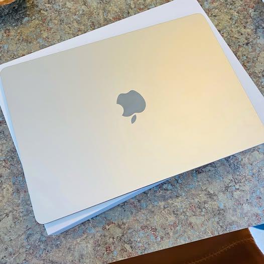 MacBook Air M2 (2022) - 8GB RAM / 256GB SSD - Silver - Excellent Condition