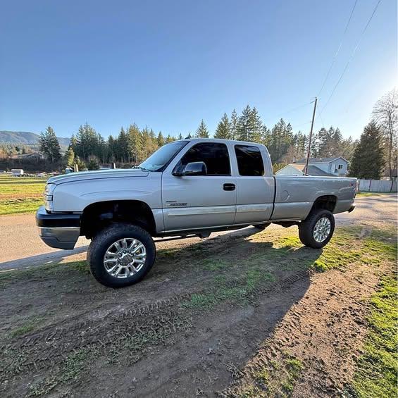 2005 Chevrolet 2500 HD Extended Cab · Long Bed